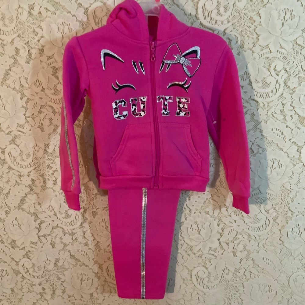 Girls swiggles sweat outfit. Closet Closing